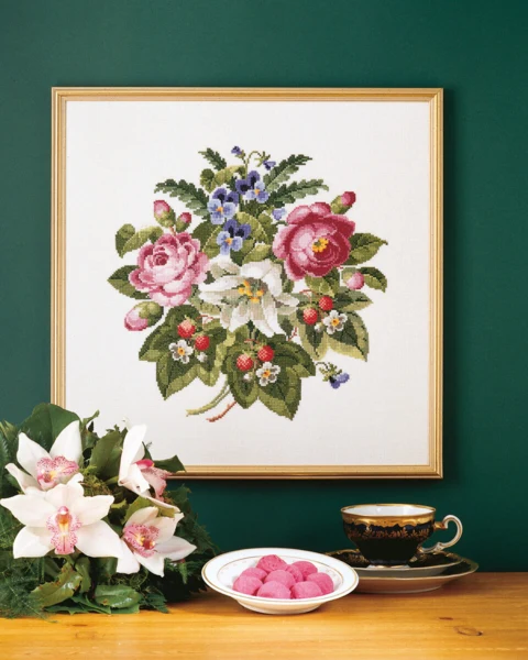 Broderikit Roser & jordbær 42x42 cm