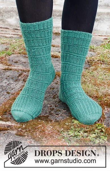 214-56 Walking The Green Lines by DROPS Design