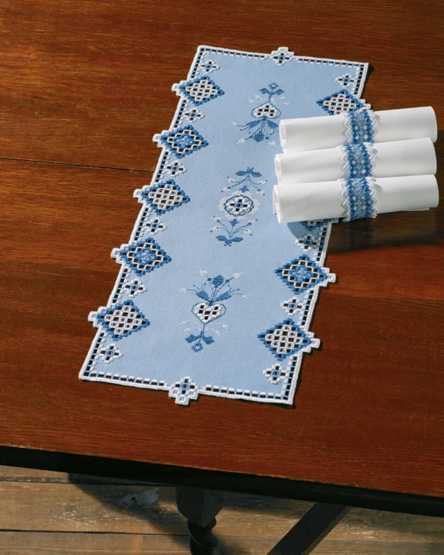 Broderikit Hardanger i blåt 29 x 67 cm