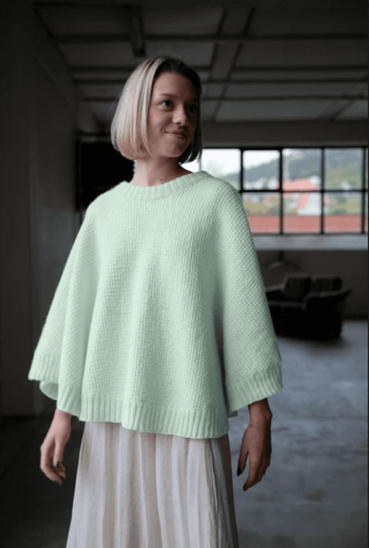 DG 443-19F FLORENCE PONCHO & HALSTUBE
