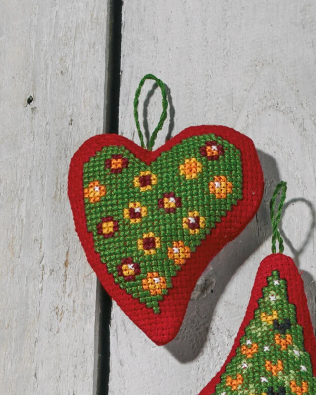 Broderikit Kugler i hjerte 7 x 8 cm