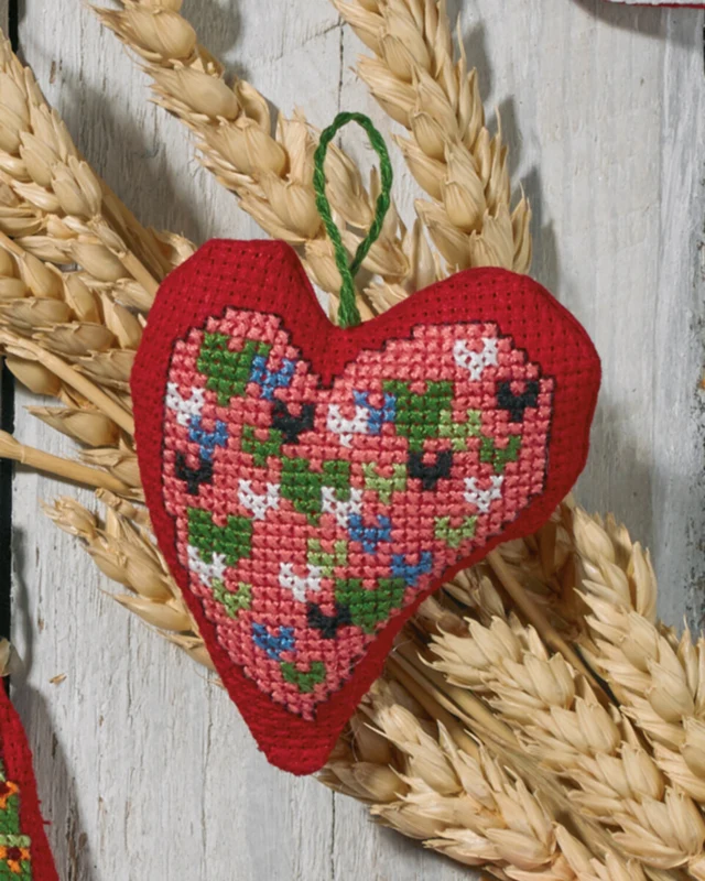 Broderikit Hjerter i rød 7 x 8 cm