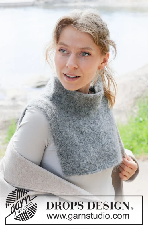 253-27 Moonlit Tide Neck Warmer by DROPS Design