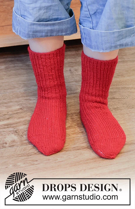 48-22 Merry Mistletoe Socks by DROPS Design